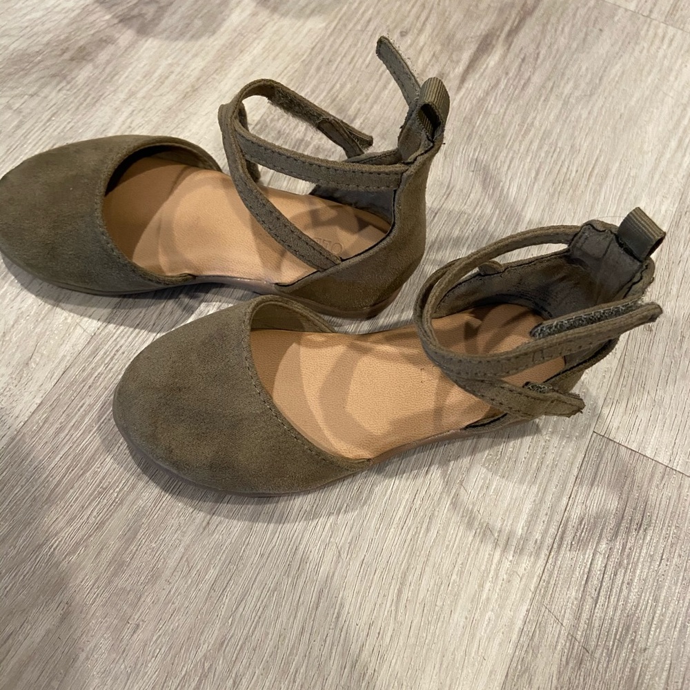 Girls shoes